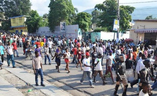 Plusieurs milliers de personnes ont violemment manifesté jeudi pendant plus de cinq heures dans la capitale d'Haïti Port-au-Prince pour exiger la démission du président Michel Martelly.