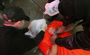 Une simulation de «waterboarding» par des manifestants.