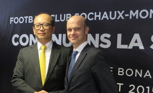 Montbéliard, le 6 juillet 2015. - Wing Sang Li, président de Tech Pro Technology, et Denis Worbe, président du FC Sochaux, scellent la vente du club par Peugeot à la société chinoise.