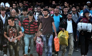 Des réfugiés et des migrants débarquent sur le port de Piraeus en Grèce le 6 octobre 2015