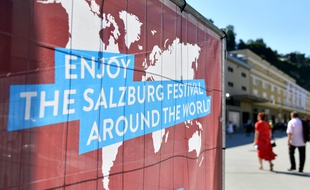 Une affiche fait la promotion du festival de Salzbourg avant la représentation d'Elektra, le 1er août 2020