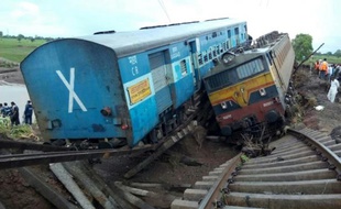 Deux trains ont déraillé le 5 août 2015 en traversant un pont inondé près de la ville d'Harda, dans l'état indien de Madhya Pradesh