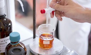 Un produit chimique testé en laboratoire (illustration).