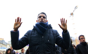Un homme lors de l'hommage aux victimes des attentats de Paris ce lundi à Rennes.