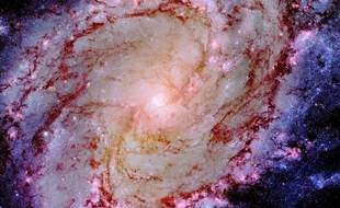 Située dans la constellation Hydra, cette galaxie colorée et tourbillonnante est connue sous le nom de M83