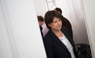 Le PS, qui espère confirmer son succès au second tour des législatives dimanche prochain, a jeté toutes ses forces pour aider Ségolène Royal, en difficulté à La Rochelle, l'UMP tranchant de son côté, en cas de duels gauche-FN, pour un "ni-ni" difficile à faire respecter au niveau local.