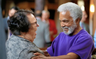 Les sénateurs Ernie Chambers (à dr.), parrain de la loi, et Kathy Campbell, célèbrent le vote de la loi abolissant la peine de mort au Nebraska, le 27 mai 2015.