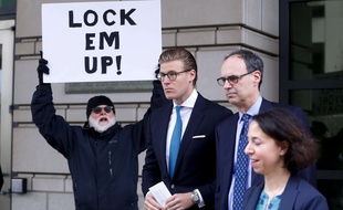 Alex van der Zwaan (centre), un avocat néerlandais lié à la campagne de Donald Trump, a été condamné à un mois de prison dans le cadre de l'enquête sur la Russie, le 3 avril 2018.