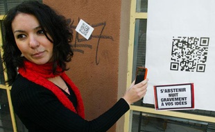 Le PCF a collé des affiches high-tech dans six villes de France pour inciter les citoyens à aller voter.