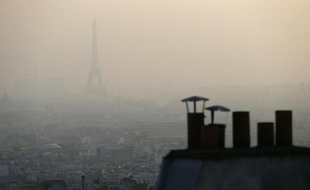 Photo prise le 11 mars 2014 de la tour Eiffel à Paris prise dans une brume de pollution