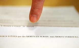 Photo d'une lettre de menaces prise le 5 mars 2009, au lendemain de l'arrestation d'un homme soupçonné d'avoir envoyé de telles lettres à plusieurs personnalités politiques.