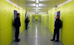 "A la suite d'un problème électrique, on s'est retrouvé avec un incident majeur, c'est-à-dire que nous n'avions plus aucune mesure de sécurité effective, plus de caméra, plus de téléphone, plus de système de communication interne, plus d'ouverture de portes électrique", a indiqué Denis Coq à l'AFP par téléphone.