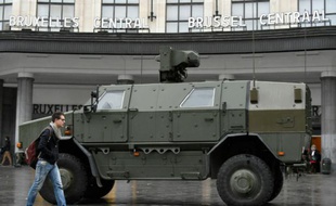 Véhicule militaire le 21 novembre 2015 à Bruxelles en état d'alerte maximale