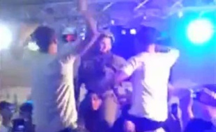 Capture d'écran d'une vidéo montrant deux soldats israéliens danser avec des Palestiniens sur «Gangnam Style».