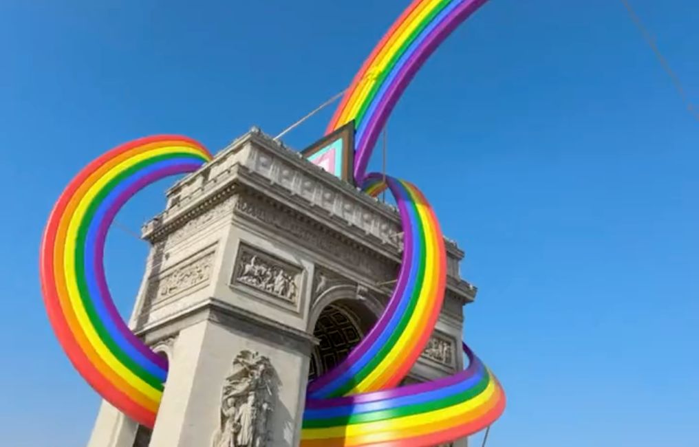 Arc de Triomphe gedrapeerd in een LGBT+ vlag?  Dit is een 3D creatie