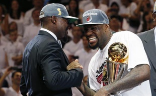 Le joueur de Miami, LeBron James (à dr.) lors de la victoire en finale NBA contre Oklahoma, le 21 juin 2012 à Miami.