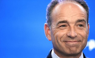 Jean-François Copé, candidat à la présidence de l'UMP, annonce qu'il a choisi les anciens ministres Roger Karoutchi et Edouard Courtial pour diriger sa campagne, dans un entretien à paraître vendredi dans Le Figaro Magazine.