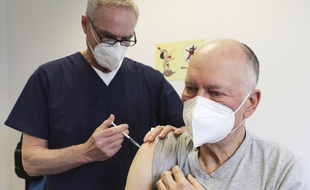 Un homme se fait inoculer le vaccin contre le Covid-19 d'AstraZeneca, à Rheinbach en Allemagne le 6 avril 2021.