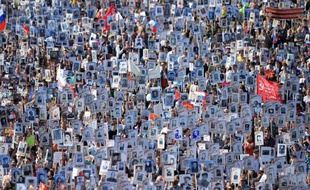 Environ 300.000 personnes défilent dans les rues de Moscou en brandissant des portraits de leurs parents ou grands-parents, le 9 mai 2015, lors des commémorations du 70e anniversaire de la victoire sur l'Allemagne Nazie