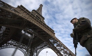 Un militaire de Paris en patrouille.