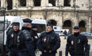 Des policiers devant les arènes de Nîmes le 14 janvier 2016 (illustration).