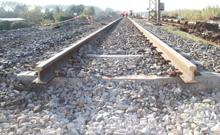 Sur cet axe majeur sur lequel passe 140 trains par jours, dont une centaine de trains de voyageur, la voie est coupée sur 900m, paralysant l'ensemble du trafic.