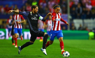 Sergio Ramos face à Antoine Griezmann lors d'Atlético-Real Madrid, le 10 mai 2017.