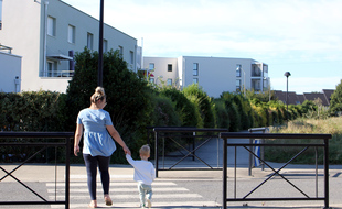 Avec ses larges trottoirs pour les piétons, la commune d'Acigné, près de Rennes, est la ville française la mieux notée du baromètre des villes marchables.