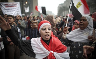 Des femmes se mobilisent sur la place Tahrir, au Caire, le 26 novembre 2011, pour que les militaires renoncent immédiatement au pouvoir en Egypte.