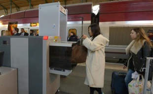 Portique de sécurité à la gare du Nord à Paris, le 21 décembre 2015