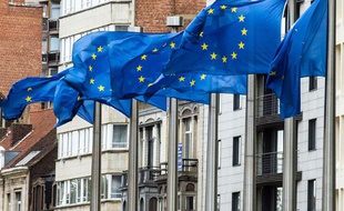 Des drapeaux européens, près du batiment de la Commission européenne à Bruxelles, en Belgique