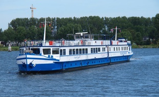 Un bateau de type paquebot fluvial sera restauré pour accueillir 50 logements destinés aux étudiants.