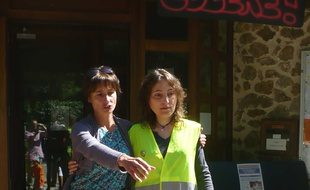 Evelyne Flacher, à gauche et Céline Fabre à droite, ont entamé une grève de la faim contre la réforme des rythmes scolaires ce lundi. Mais jeudi, la dernière a jeté l'éponge.