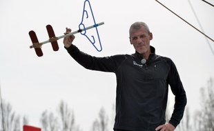 Légèrement « cintré », Sébastien Destremau avait fabriqué une « clé des océans » pour fermer la porte du Pacifique, alors qu'il était le dernier marin du Vendée Globe encore en course.