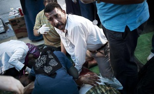 Des docteurs soignent un partisan du président déchu Mohamed Morsi après avoir été blessé dans des heurts avec les forces de sécurité à Nasr City, en Egypte, le 27 juillet 2013.