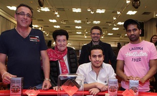 Jérémie Guez (assis) et ses poursuivants avec les propriétaires du Casino Es Saadi, lieu du Marrakech Poker Open, le 14 mars 2011.