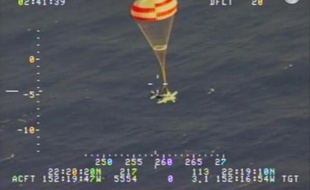 Capture d'écran d'une vidéo fournie le 26 janvier 2015 par les garde-côtes américains d'un avion Cirrus SR22 se posant sur l'Océan Pacifique grâce à son parachute intégré, près des côtes de Hawaï