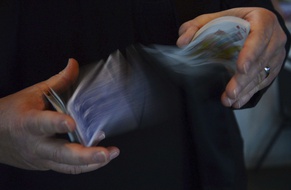 Illustration: Le magicien Mark Doetsch bat les cartes, le 12 avril 2013, à Island Lake, Illinois, aux États-Unis.