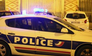 Illustration d'une voiture de police de nuit, ici à Rennes.