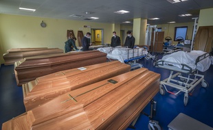 Dans la morgue de l'hôpital Ponte San Pietro de Bergame, en pleine pandémie du Covid-19.