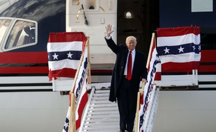 Donald Trump à la descente de son avion, le 4 novembre 2016.