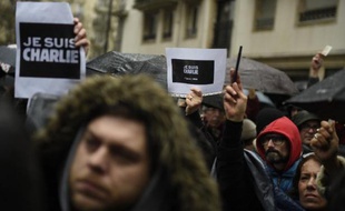 Minute de silence observée le 8 janvier 2015 à Paris devant le magazine Charlie Hebdo