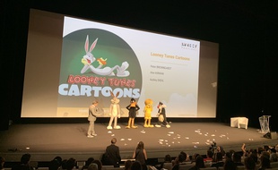 Bugs Bunny, Daffy Duck, Titi et Grosminet sur le scène de la grande salle du Festival d'Annecy
