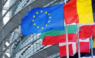 La Commission européenne a invité mardi les dirigeants français et italien à défendre ses demandes de fonds pour les grands projets d'infrastructures dans le budget 2014-2020 afin de pouvoir co-financer la liaison ferroviaire à grande vitesse entre Lyon et Turin.