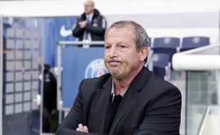Rolland Courbis sur le banc rennais lors de PSG-Rennes, le 29 avril 2016.
