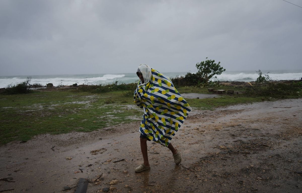 Toute l'info en 2 minutes : Mortel ouragan, Israël frappe Gaza et bras de fer sur le budget