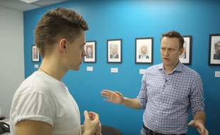 Le journaliste et blogueur Youri Dude en compagnie de l'avocat Alexeï Navalny, dans une vidéo YouTube diffusée le 18 avril 2017.