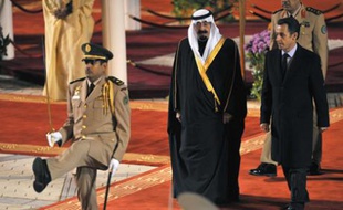 France's President Nicolas Sarkozy (R) is welcomed by Saudi Arabia's King Abdullah Ibn Abdul Aziz Al Saud at Riyadh airport January 13, 2008. Sarkozy arrived in Riyadh for a two-day official visit. REUTERS/Philippe Wojazer (SAUDI ARABIA)