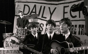 Les Beatles lors d'un concert sur la chaîne britannique ITV, le 15 juin 1963.