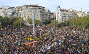 Un demi million d'Espagnols ont défilé dans les rues de Barcelone, le 18 octobre 2019, pour manifester contre la condamnation des dirigeants indépendantistes catalans.